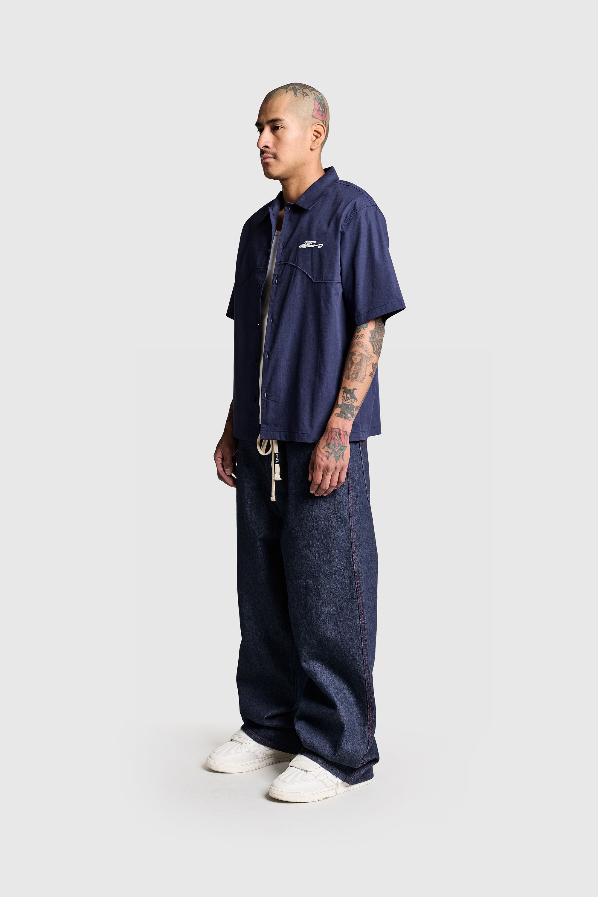 Kontrastierender Raw Denim