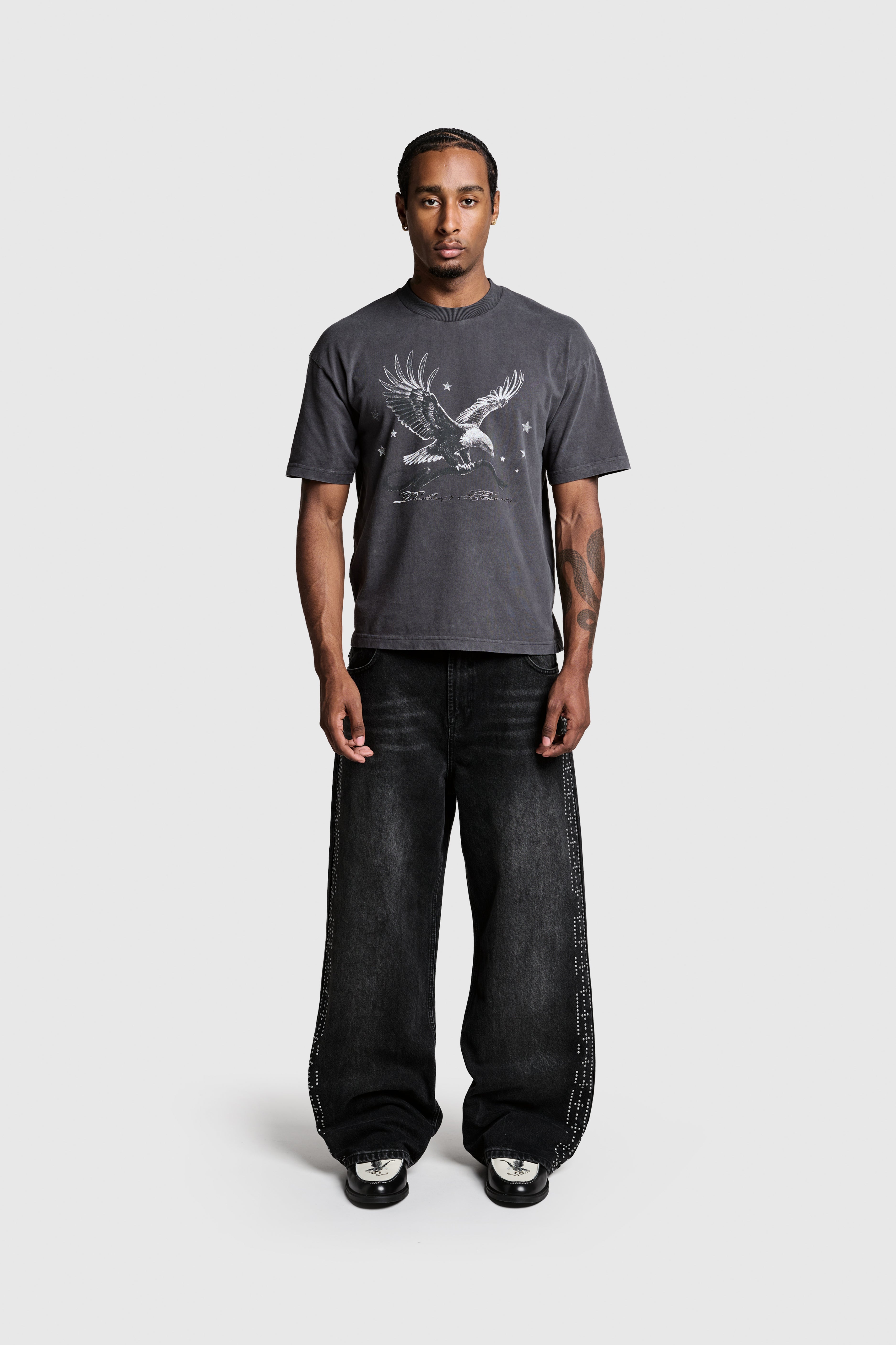 Nietenbesetzter Denim